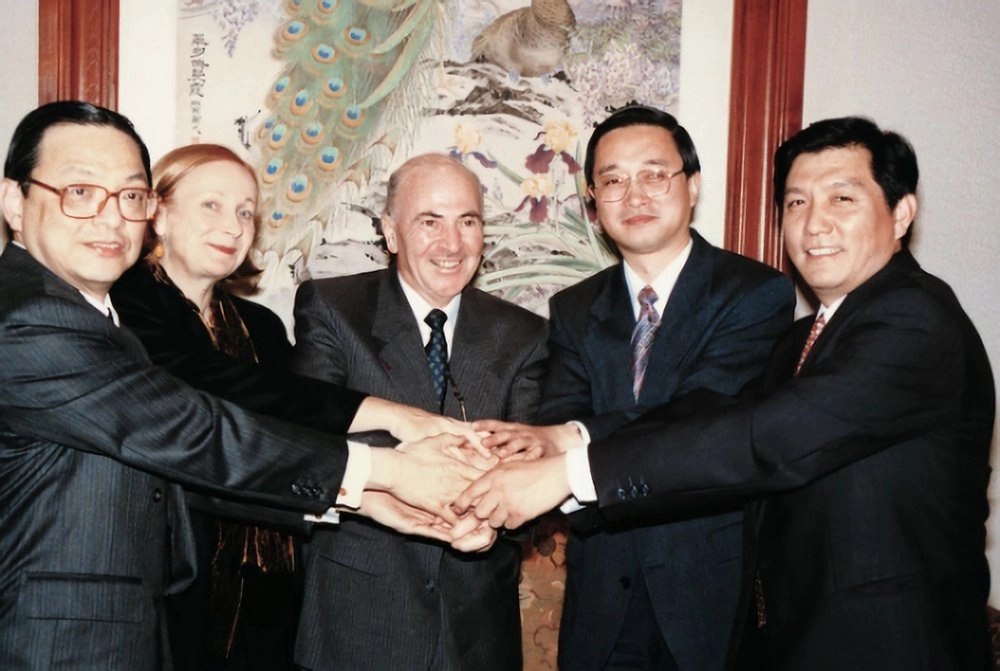 外研社与朗文出版亚洲有限公司签订《新概念英语》引进协议